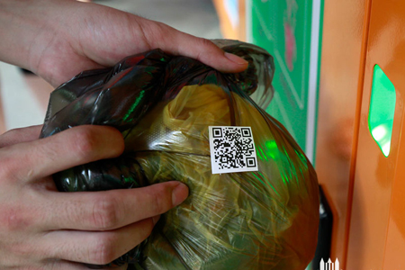 扫描垃圾袋上的二维码，，，，，，翻开箱门，，，，，，投放垃圾